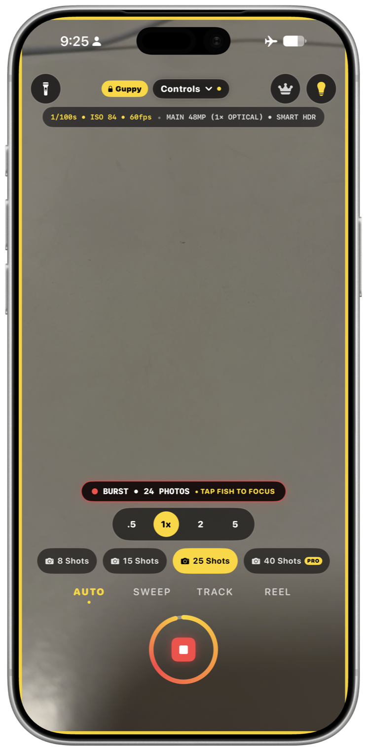 SimpFish live aquarium camera showing Species Lock Guppy, 2cm Macro toggle, and 25 Shots Sweep mode